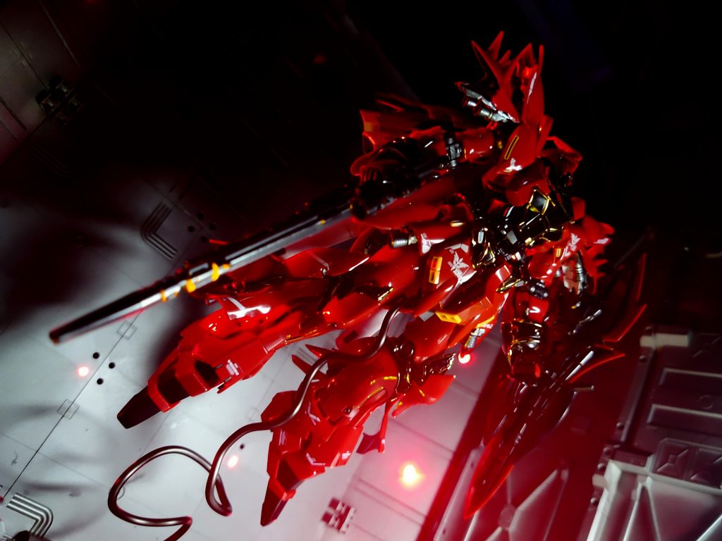 真空中での光の表現は自分としては、明暗がはっきりしてるものとして表してます。大気がないと光が回りこめない(塵があれば別だったかな?)のをイメージしてます。