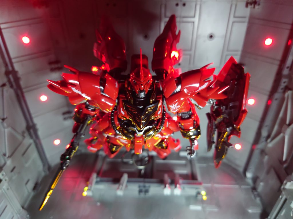 今回のRGシナンジュはフレームは金属塗装で、装甲はあまりにもツヤツヤな形成色をいかしてます。画像構成は、逆シャアのサザビーの発進シーンの、ケーブルをピーンとはってパージして行くのを、まんまイメージとしてます。