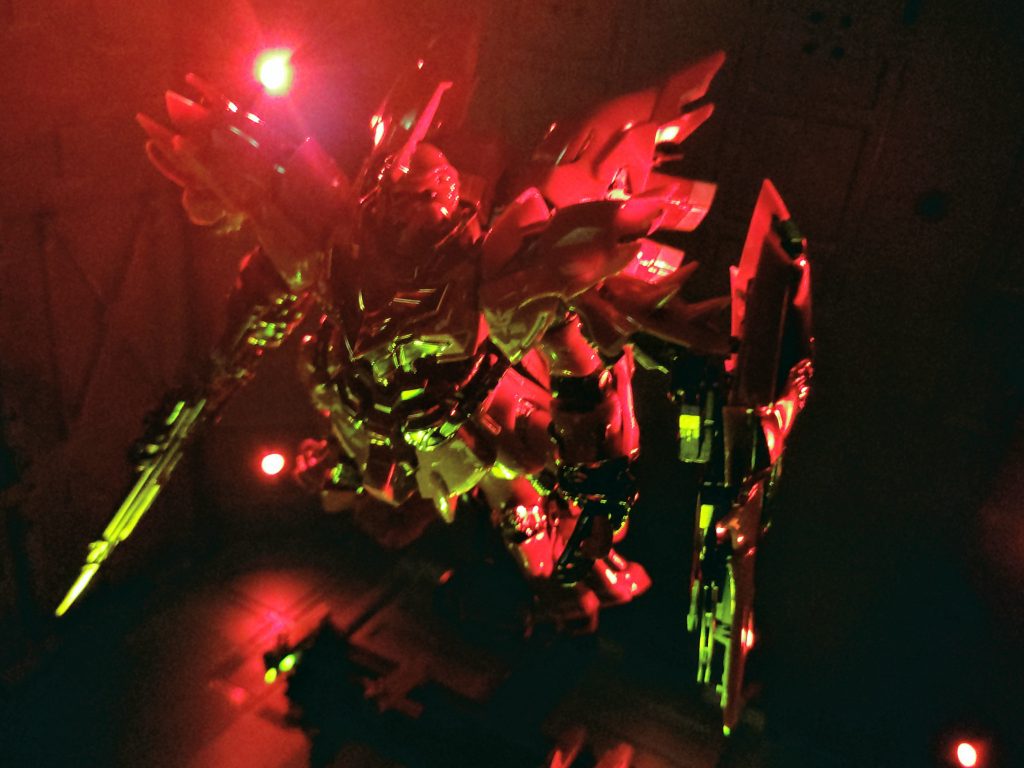 メインの光源は卓上ライト一つで、天井照明は無し。あえてLED電飾だけでもアリです。