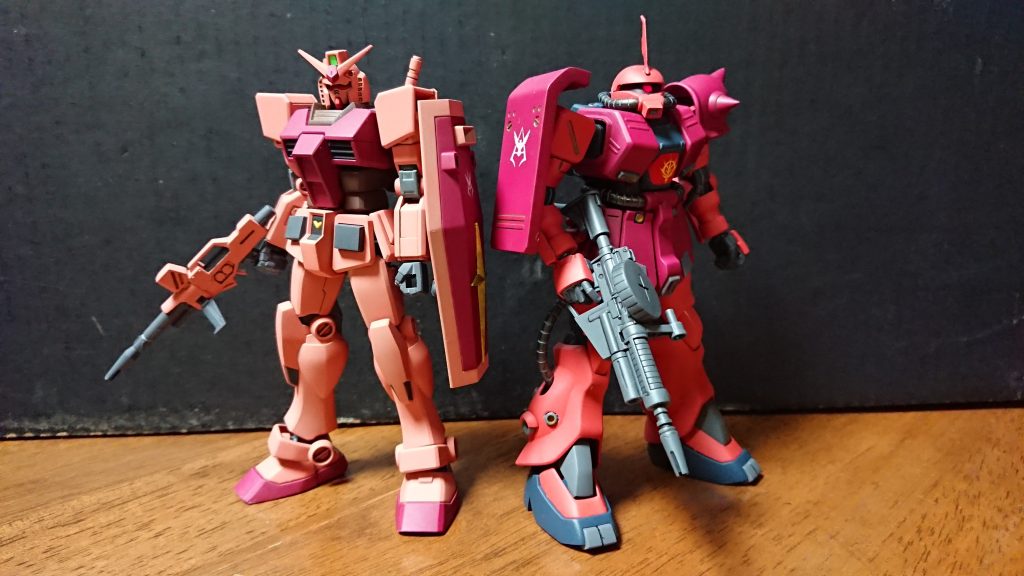 先に完成させたキャスバル専用ガンダムと並べて。このザクは旧版…FGシャア専用ザクが登場した頃に発売されたガンダムカラーを、ガンダムには現行版のガンダムカラーを各々のメインに使用しています。