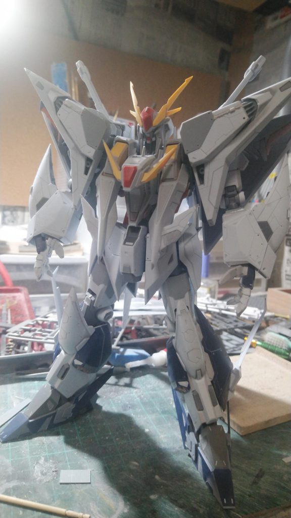 こんな感じで改修しました。改修箇所腹部を7㎜延長、股関節の軸を内側に3㎜ずつ短縮、太もも3㎜延長、膝を挟み込みから軸を新造して差し込めるように改修、これをすると自然に3～4㎜の延長ができます。手首の付け根を3㎜内側に変更、前腕とのラインを整えました。最後に前腕の上面で２㎜延長して、上半身と下半身のバランスを調整、だいぶ横広がりな体型を緩和できたと思います。あとはひたすら筋彫りにシャープ化、面だしをしてます。足りないディテールは、手持ちのジャンクを使用してそれっぽく