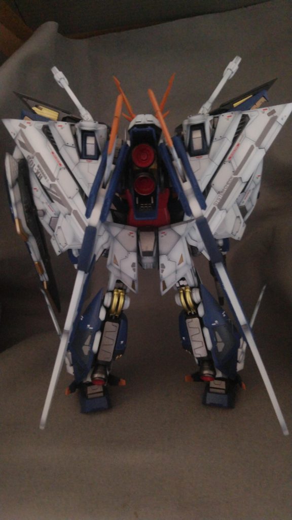 背面も筋彫りを追加して、情報量を増やしました。組んだままだと結構のっぺりしてるんですよね💦まあ、HGなのでそこは致し方ななし！