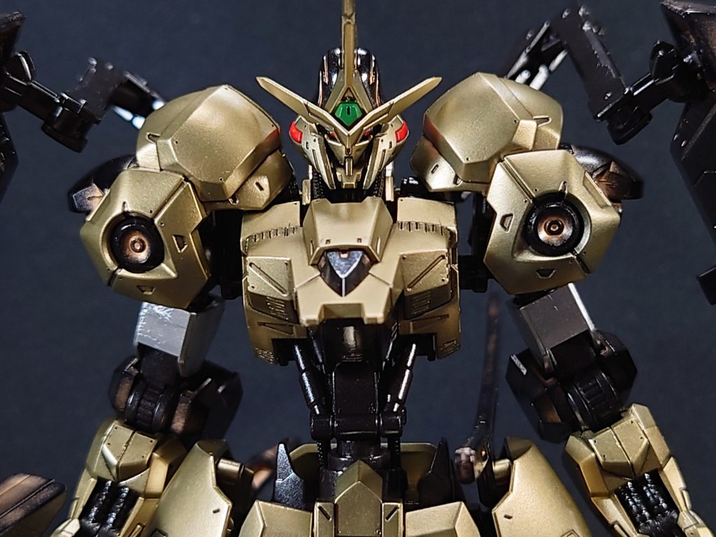 マイナスのスリットを各部に追加。肩アーマーは逆に取り付け。