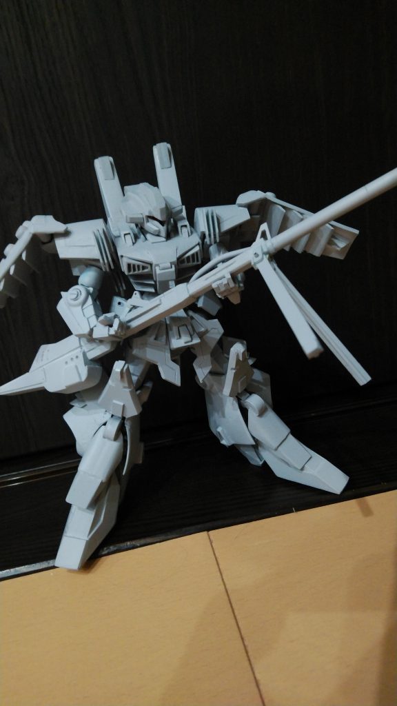 サフ吹き後。ここまでデザインが違うとディジェを使う意味なかったかもちなみに腰の半円の部分が小鳥の水入れ(試験管型)をカットしたものです