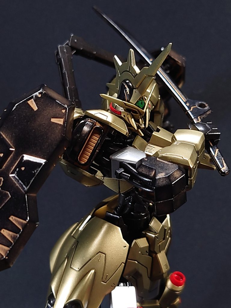 首と腕と腰にはパイプを追加。肘アーマーは分割して可動化。