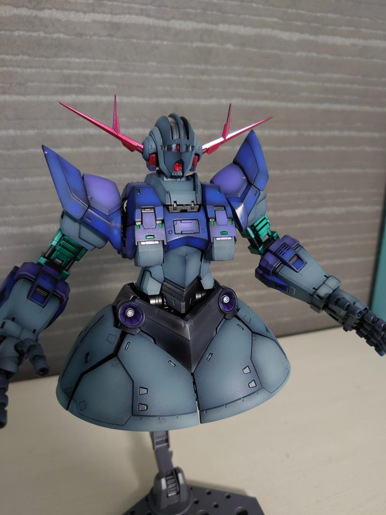 腕部のイエローが個人的に好みじゃなかったので、肩装甲のカラーに合わせましたが、なかなか良い感じになったと思ってます🎵