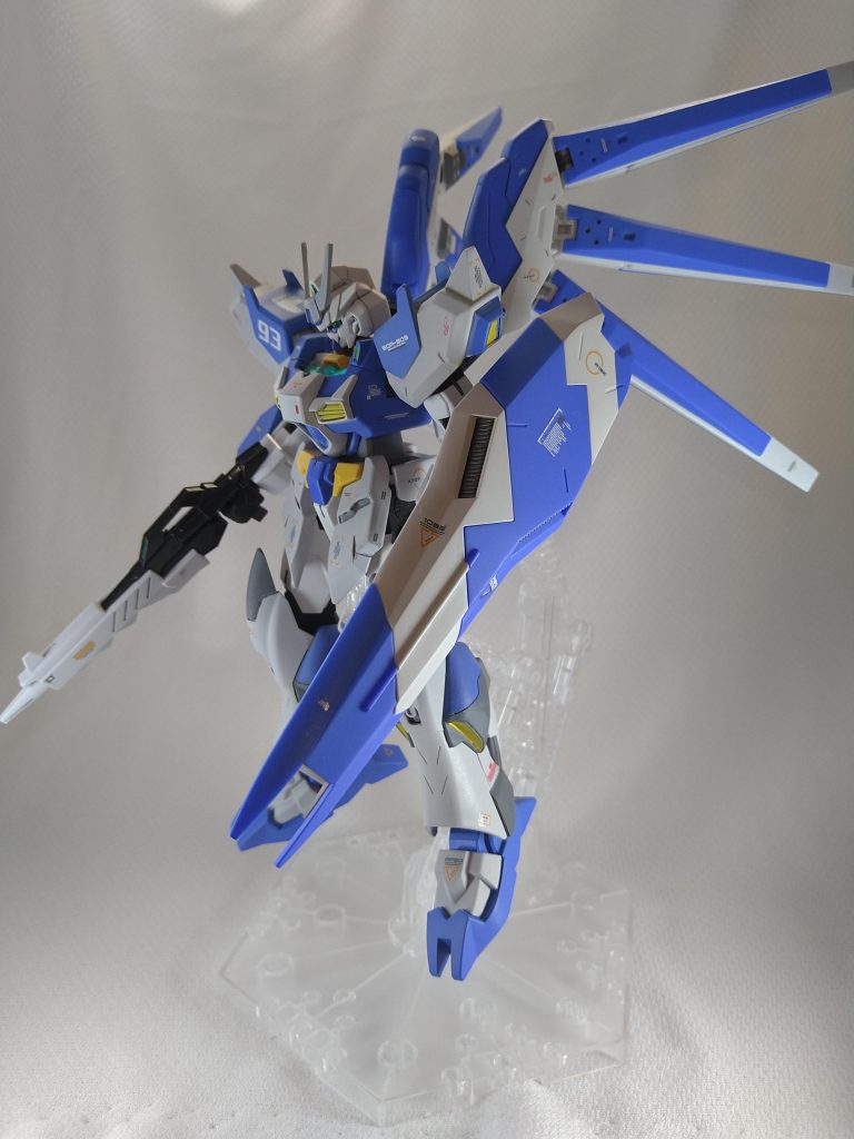 頭部はコアガンダムの額を青くして、Hi-νガンダムっぽくしました。