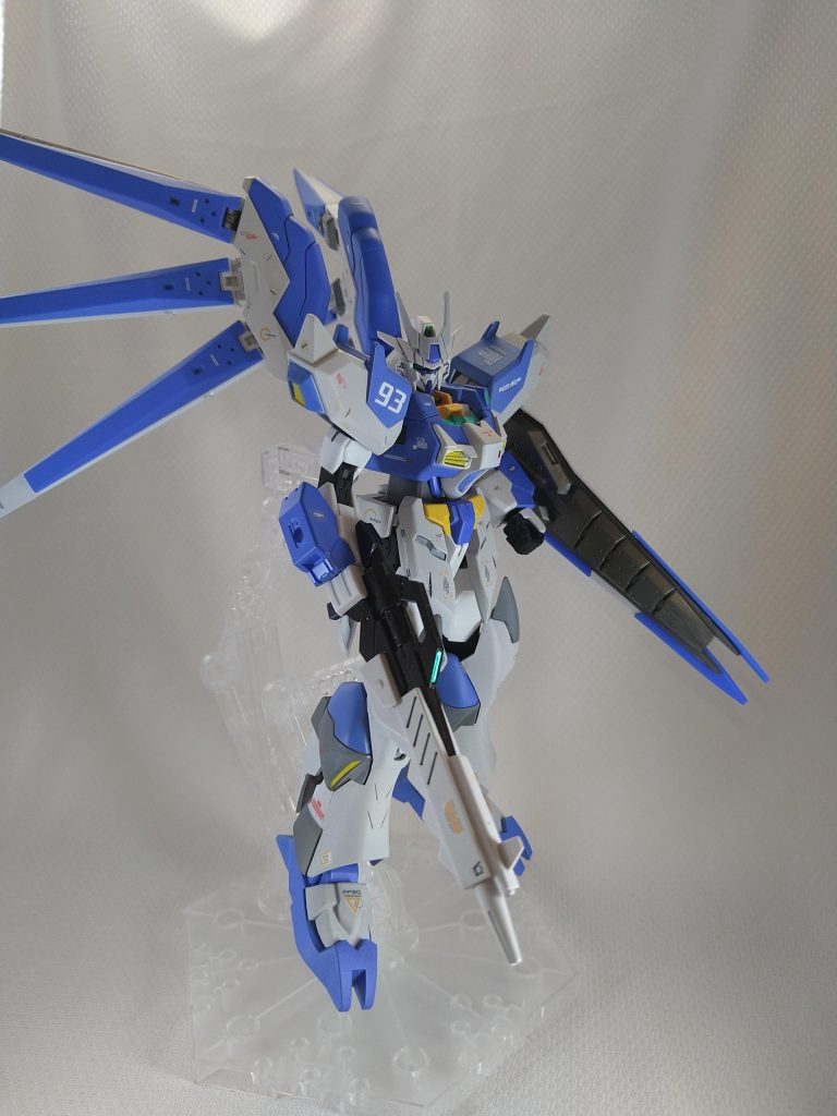 本体はフェイクνアーマーとコアガンダムⅡです。フィンファンネルとシールドはHGUCのHi-νガンダムから持ってきました。エアブラシが無いので全体的に缶スプレーで塗ってます。ツインアイは筆塗りです。