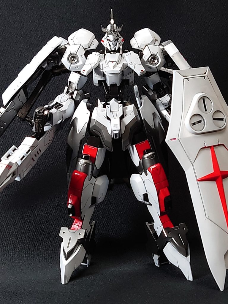 大型シールドにはミラージュマークそのままではなく、ジム1/100のシールドから連邦の十字架を移植。あくまでも、それっぽいかんじで。