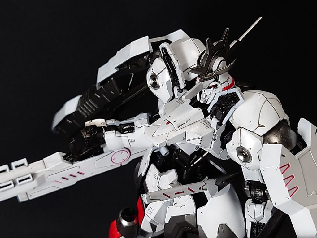 頭部はパズルの様なかんじで、トサカ、アンテナ、ツノは何気に前後逆だったり上下逆だったりします。追加パーツは無いですね。いかにレッド感を出すかが肝心でした。