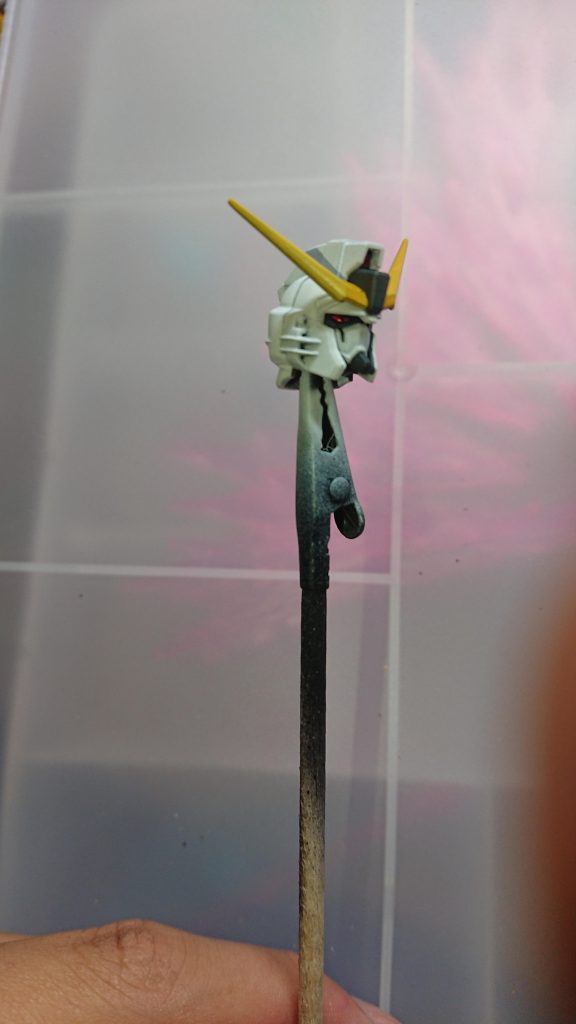 今回センサー類は筆塗りで色分けしましたが、ツインアイが思ったような光沢になりませんでした。