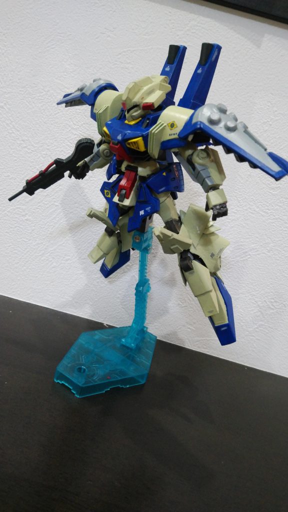 飛行姿勢。股間がフィン状のスラスターになっているのでスタンドがつけられずプラプラ。危険😱