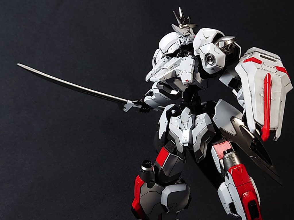 脚部の塗り分けがメンドイ。黒(ベース)で白で銀で赤と塗ってはマスキングの繰り返しです。ただ楽はするもので、墨入れ以外の細い赤と黒のラインは油性ペンを使ってます。