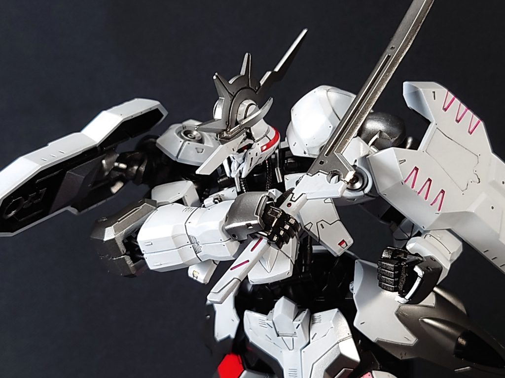 今回はより一層MH感をと、手甲を追加してます。あと胸部先端はカットして標準機らしさを出してます。追加装甲とのラインが整って丁度いいかんじになりました。