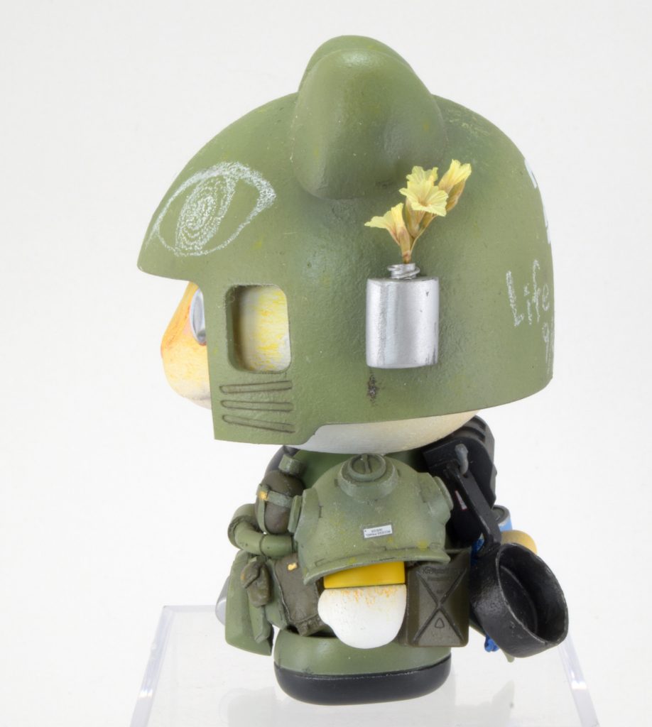 キティさんが飲酒ってのもどうかと思い(中略)スキットルではありません。一輪挿しです。