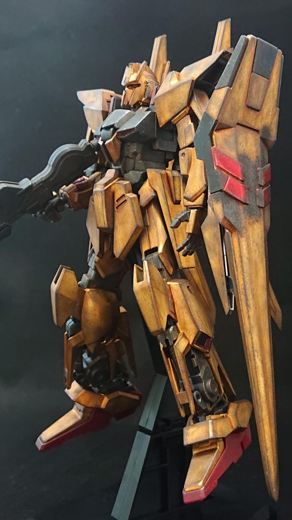 金色メッキの部分の合わせ目は無塗装のため消せないので仕方がないのですが、ビームライフルやその他の部分は割りと目立つので消しておいた方が良かったと思います。