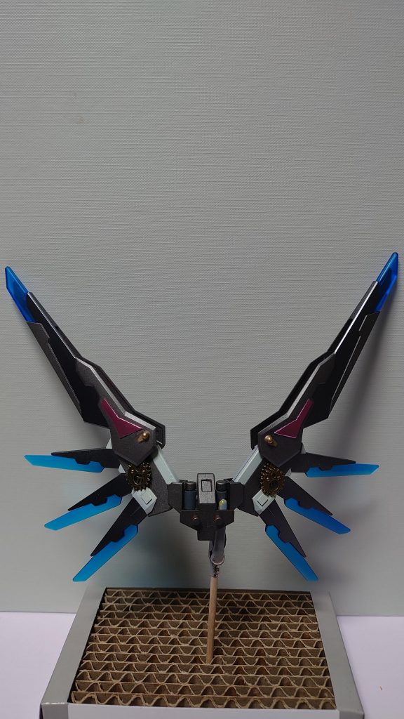 ただ、全く構想が思いつかなかったので羽から着手。クリアパーツは透け感が嫌いだったのでクリアブルーを吹いています。この時点では本体は暗めの色に仕上げる予定でした。