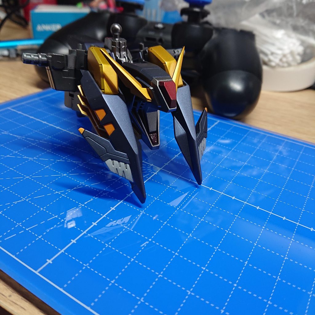 前掛け？のスジボリを豪快に失敗したので三角形のモールドごと削りとばしてますw