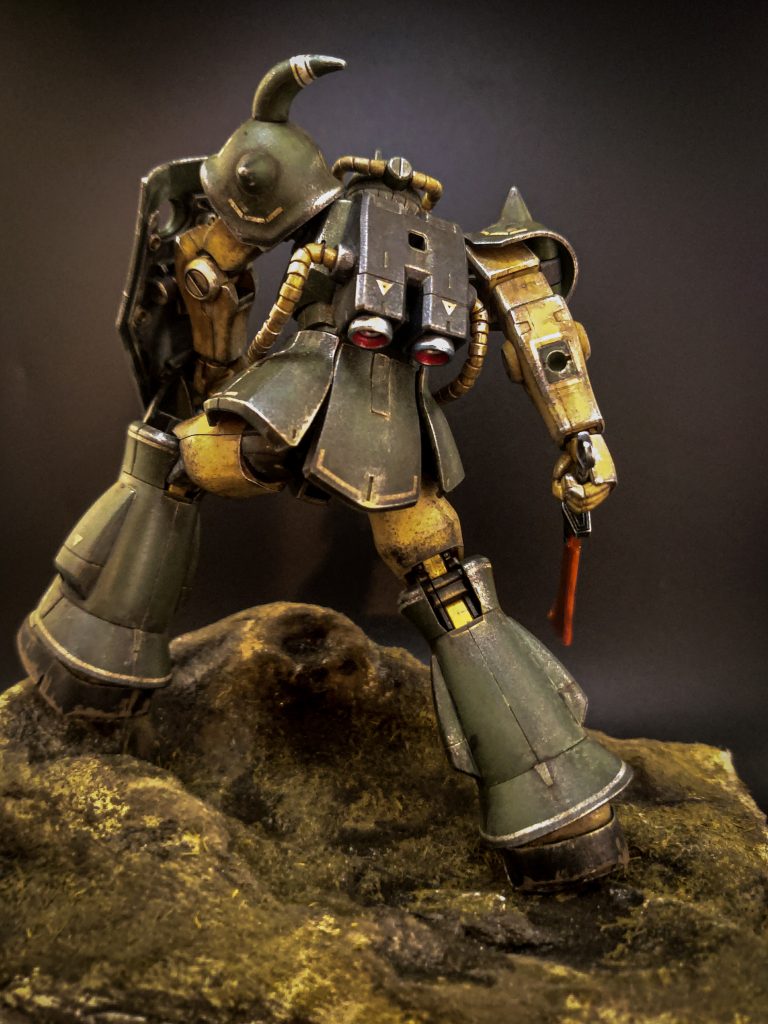 背面。スラスターはガンダムマーカーシャインシルバーと水性クリアレッドの爪楊枝塗り。各間接はガンダムマーカーゴールドで塗っています。ウェザリングを施した装甲の隙間からアクセントでキラリと光るのが好きです。