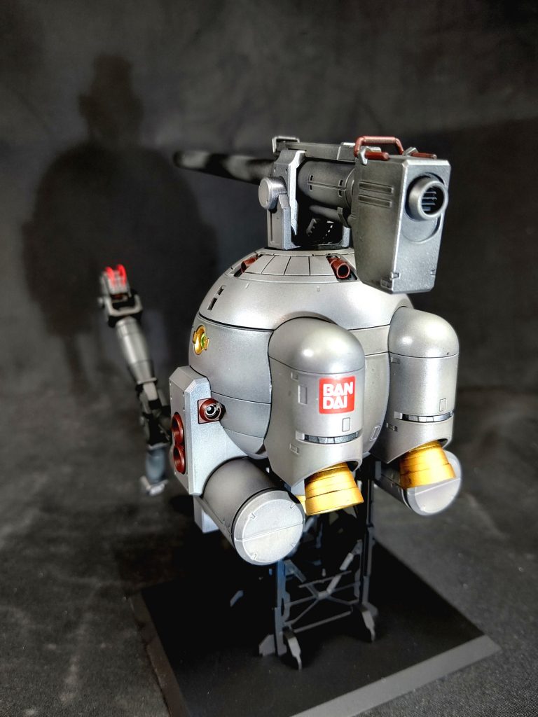 正面顔は恐顔ですが背面はバンダイロゴを入れて可愛らしさを表現。