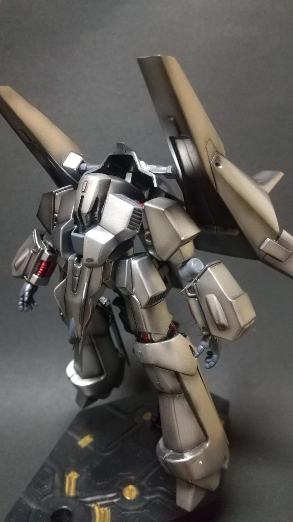 肘関節は市販の物、手首は某レイズナーシリーズターミネーターポリスからスワップ