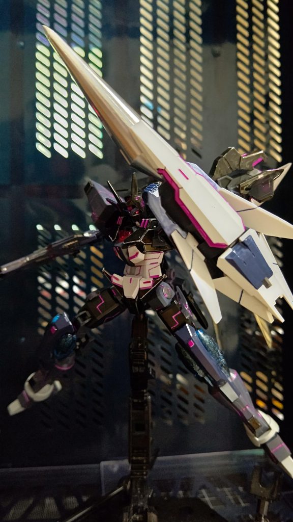 ダークハウンドのドッズランサーを見本にサタニクスウェポンで作成したノワールランサーです。盾としても使用可能で先端部分はゼルドザームの槍の持ち手の部分を使用しました。