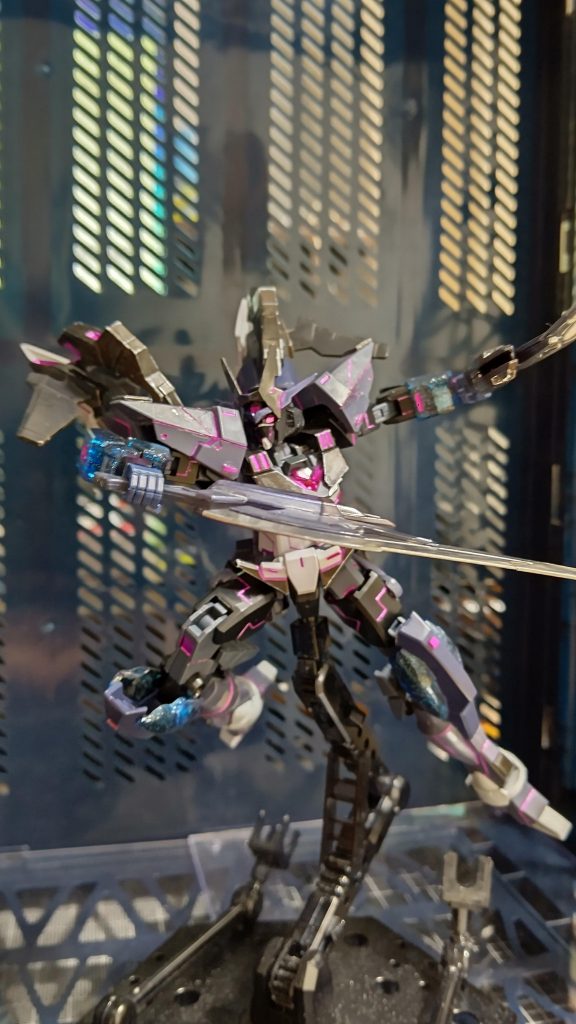 バックパックにはマーズフォーウェポンからの武器を装備、対ガンダムフレーム用のデュアルソード。