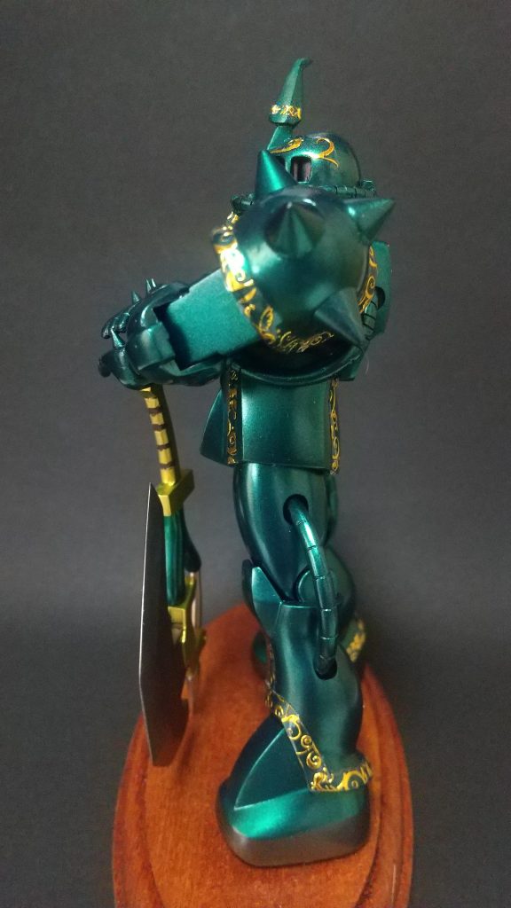 肩はHGUCグフから(後述)スパイクはレジンキャストから削り出しで4本化