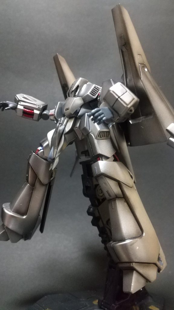 塗装は艶あり黒下地→クレオスのミスターカラースーパーメタリックのスーパーステンレス→黒シャドウ設定通りで塗らないマン&設定で塗っても目を引かないだろうとこのカラーに脳内設定では、強襲用として突貫で製造された機体なので塗装も省略メッサーラ3機、ガザシリーズ6機編隊で主に艦隊を中距離から殲滅させる目的で製造され、近距離でのMS戦にはメッサーラは不得意とするので白兵戦に特化したガザシリーズが迎撃MSと応戦てな感じです