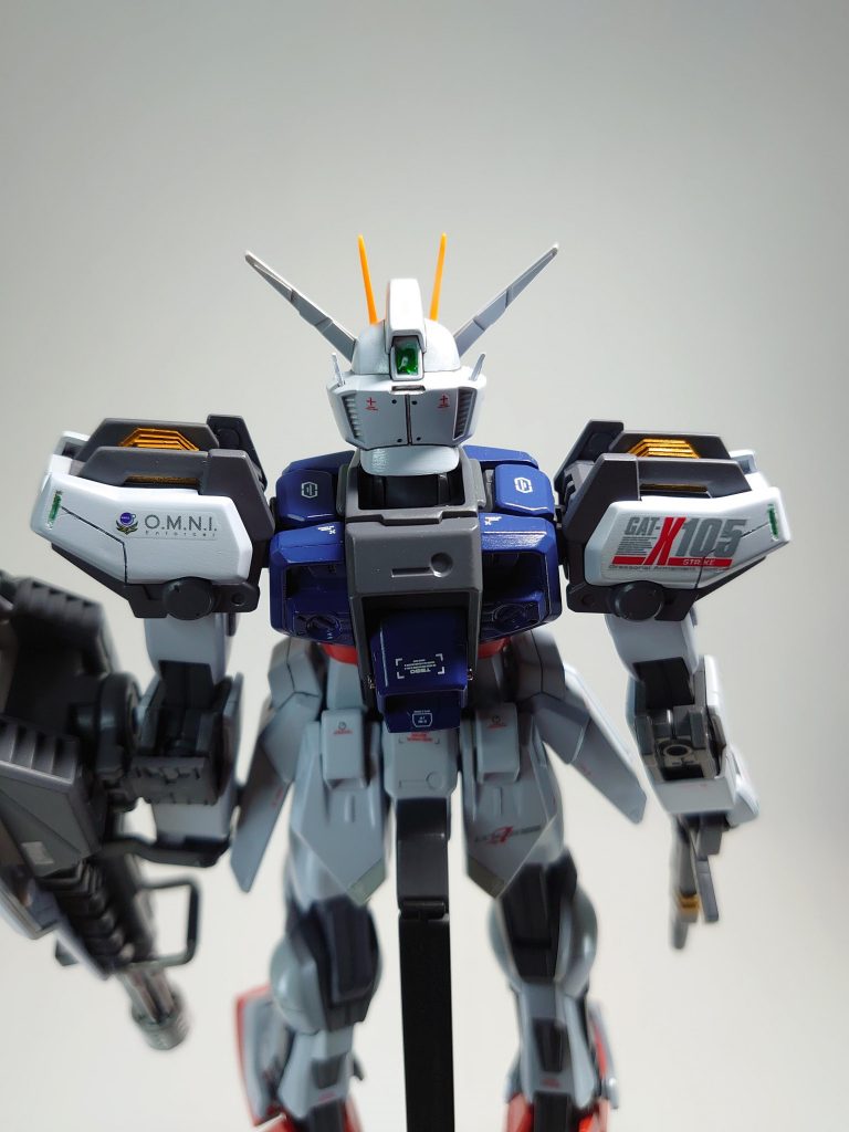 センサー部分やスコープ、肩装甲等にはメタルテープと同色のレジンにてキラリ効果を。