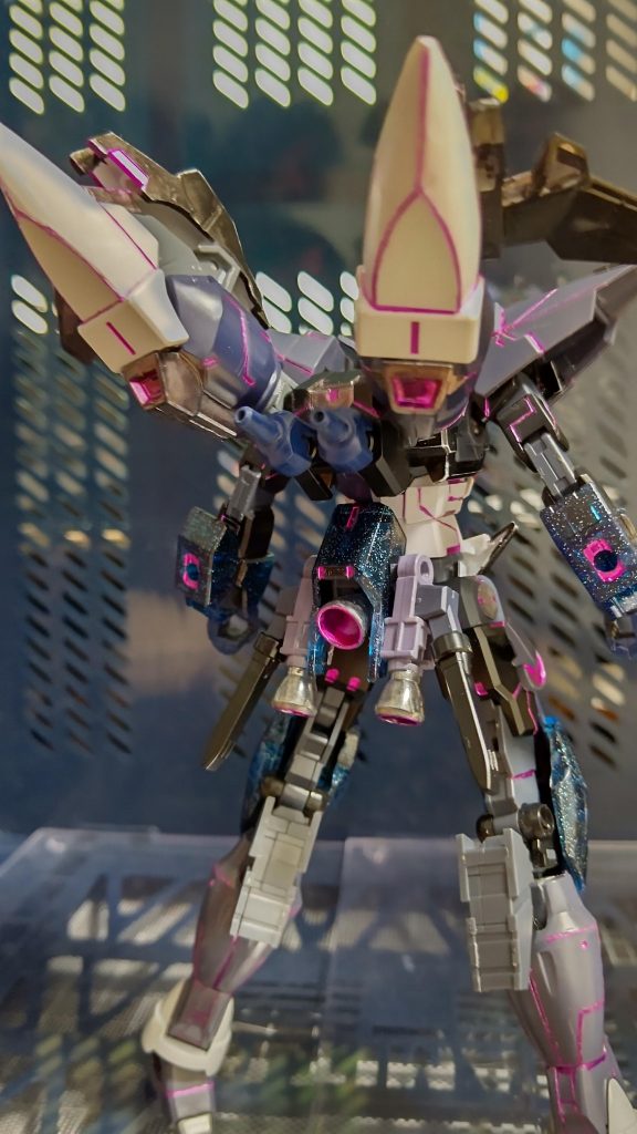 武器無し後ろ姿です。バックパックは主にサイフォスの太ももとジャンクパーツから作成しました。塗装はガンダムマーカーによる部分塗装になります。