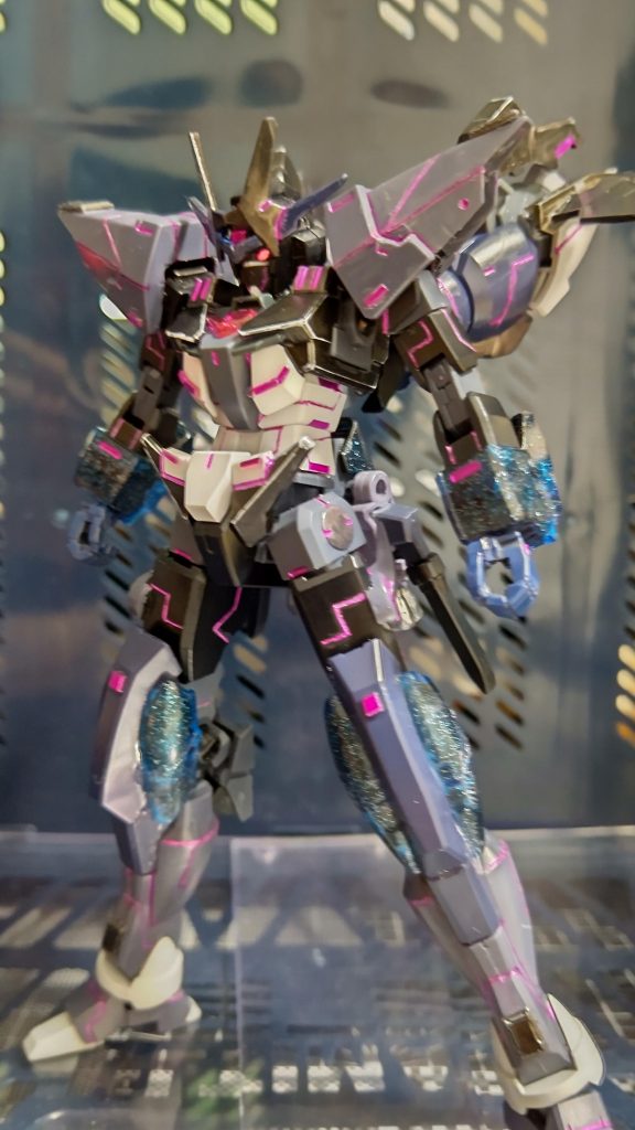 武器無し正面になります。制作ストーリーのものから、さらにスジ彫りを追加し、ガンダムマーカーのメタリックピンクでスミ入れ、ビルダーズパーツのスラスター01やパネル01でディテールアップしています。最後までご覧頂きありがとうございました。リライズコンは終わりましたが参加した方々の作品を見返すたびに新しいアーマーを作成したくなりリライズ熱がまだまだ燃えてます♪ただリライズの他のキットも作りたくなっちゃって寝る時間が惜しいくらいです(T0T)