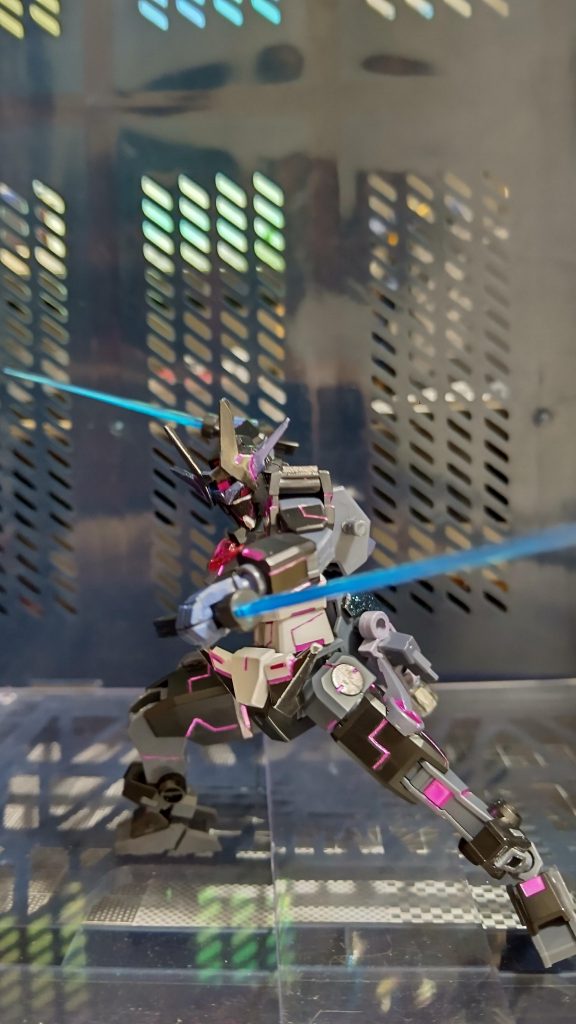 アーマーをパージした状態のいわゆるコアガンダム、ガンダムノワールです。腰後ろにビームサーベルがあり、お約束の二刀流です♪