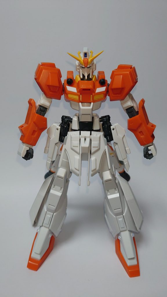 顔の頬骨をゴリゴリ削る。顔に手を加えるという恐ろしい儀式を経て、何かがぷつりと切れたような吹っ切れを感じました。腰は延長してゲルググのパーツを前と左右に追加してボリュームを出しました。後はプラを貼ったり、スジボリでディテール追加。最終は変えているところもあります。