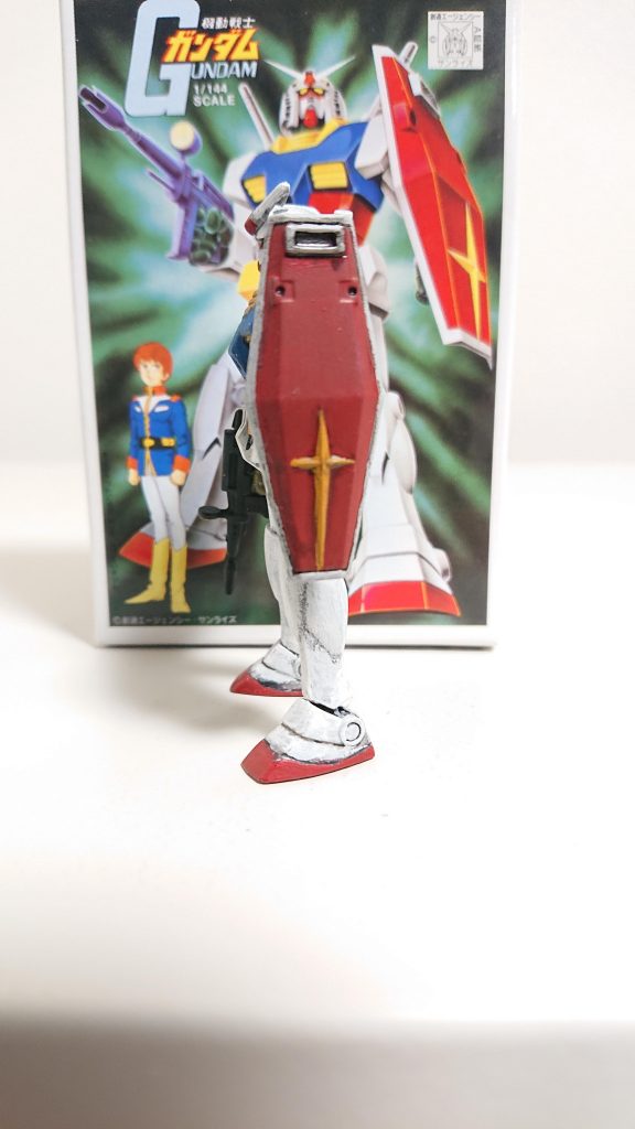 横から。シールドは腕に取り付けるようになっています。 