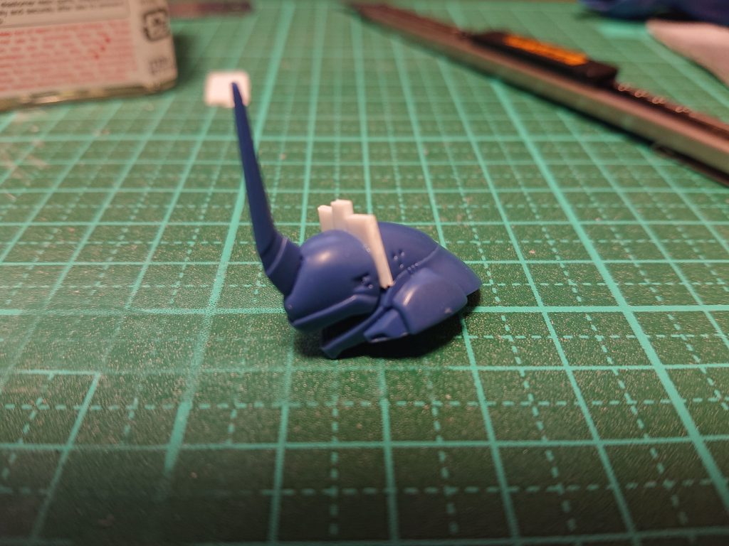 オデコを少し前へ出したくてプラバンで加工した。