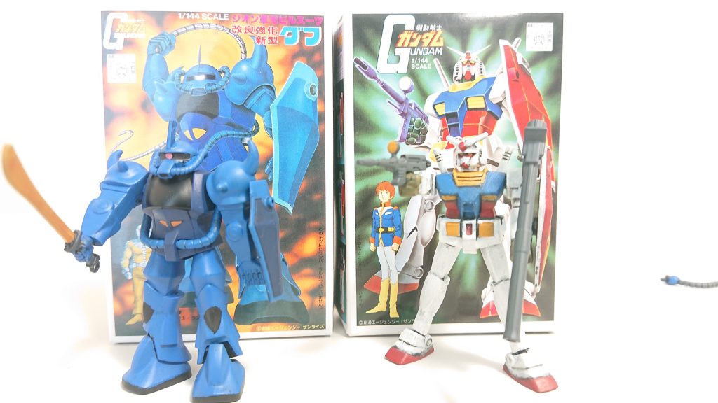 せっかくなので、前回のガンダムも一緒に！ガンダムにはアムロも大好きなバズーカも装備させてやりました。ビームライフルの色もグレーで塗り直しました。