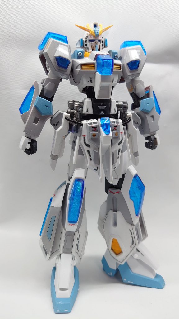 このキットのクリアバージョンにラメがあるのがいいなと思い、クリアーに100均のラメを混ぜてクリアパーツの内側を筆塗りました。腰のスカスカの部分にはスプリングを追加。サフを吹いた時にイメージが湧いてこの配色にしました。