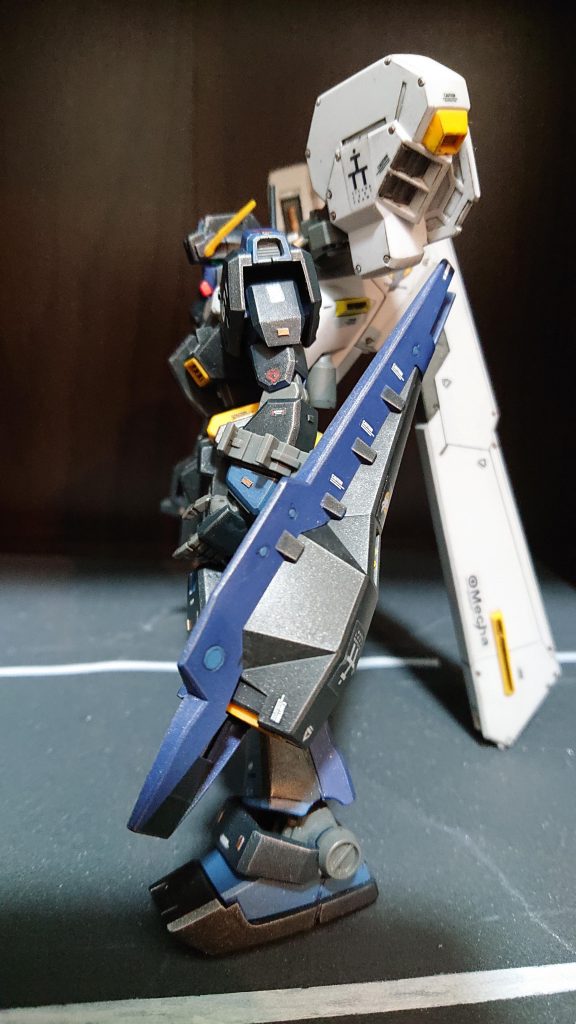 塗装は流石にギプスが取れてから筆塗りです。嫁の好きな色ネイビーブルーを中心にミッドナイトブルーやらで塗りわけ