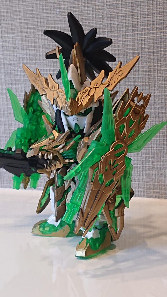 息子が買ってもらってた劉備の金色のパーツだけ、黒サフからの金色の缶スプレーで塗装しました。