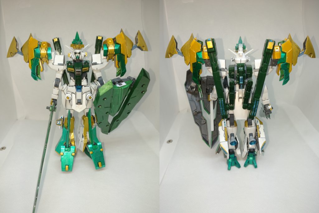 前後はこんな感じです。でかい。 頭のカンムリ(?)トサカ(?)はプラバンとプラ棒で、肩アーマーはアヴァランチレックスバスターとロードランナーかなんかの使わなかったパーツです。というか、ほぼすべての増設パーツは使い道も決めないで買いだめっぱなしで未使用箱に埋もれていたものから発掘して使っています。主にコトブキヤMSGです。 それと足が寂しかったので追加でナイトマスターソードの台座やフリースタイルシールドの小盾で足アーマーにしました。 SDでの金剛力剣と招来の盾にあたる武器は、剣はナイトマスターソードのビームブレードを雑にプラ棒にくっつけ、盾はエグゼニスウィングの中央ユニットとフリースタイルシールドの大盾を使っています。こちらも持ち手は雑にくっつけたプラ棒です。