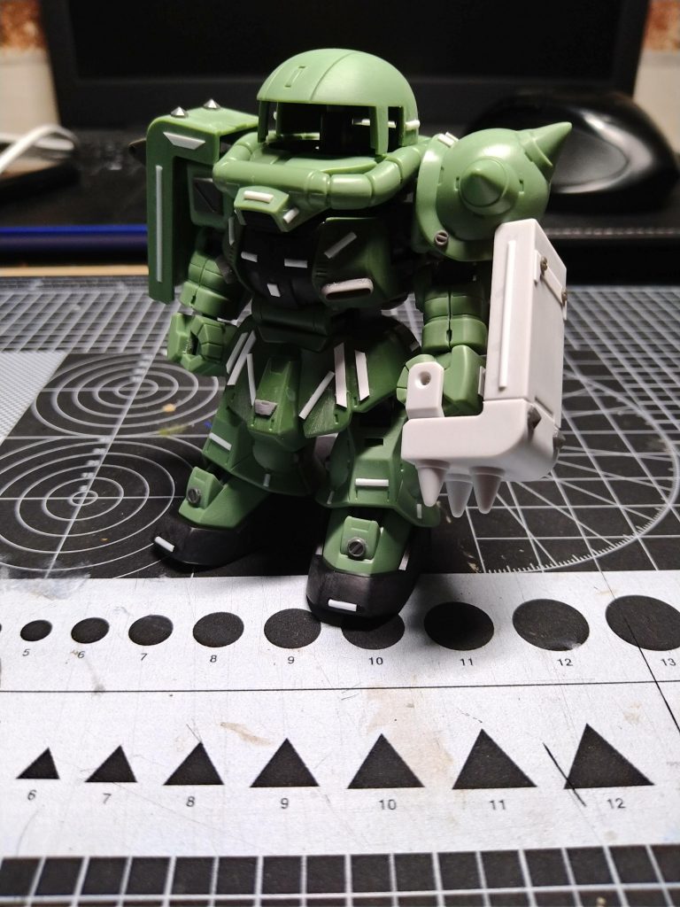 塗装前。今回はスジ彫りは追加せず、様々なプラ材を使ってディティールアップしました。あまり可動はしませんが、以下何枚か。