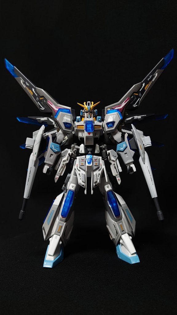 素組みをした時は肩の形状が気になって、悩んでいたのですが、作っていく内に腰回りと羽に視線を取られて、あまり気にならなくなったので、そのままにしました。