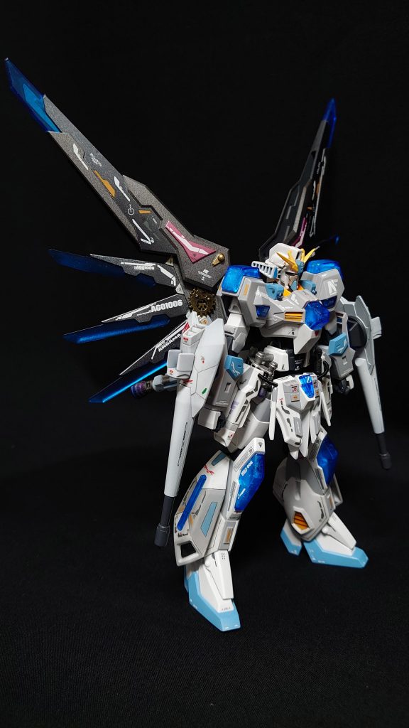 顔、武器のスコープ部分、腰回りにゲルググのパーツを使っています。後はプラ板です。