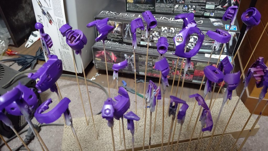 この時点でかっこよかった窓全開にして不織布マスクで塗装作業してましたが溶剤のにおいが部屋に充満してクラックラしました