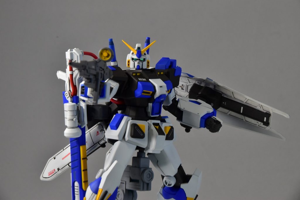 メイン武器はハイパー・ビームライフルと伸縮式シールド、腕部ビーム・スポットガン