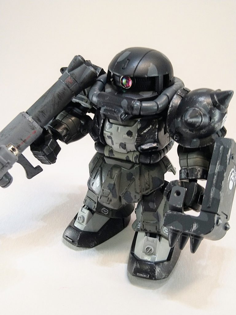 全体に塗装後は、宇宙空間では意味無いかと思いますが、さらにグレー系で迷彩塗装。初迷彩でしたが、筆のフリーハンドは意外と楽しかったです。