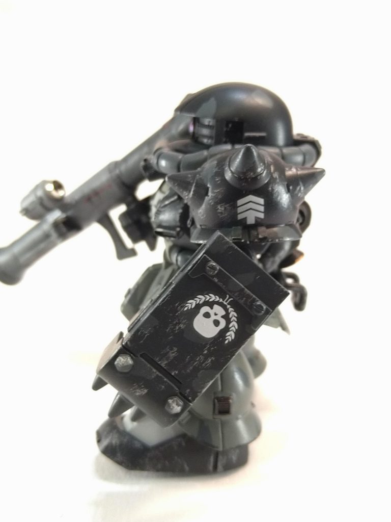 横。デカールは部隊マークなど最小限に。スパイクシールドの髑髏マークは海外製ですが、カッコいいですね。