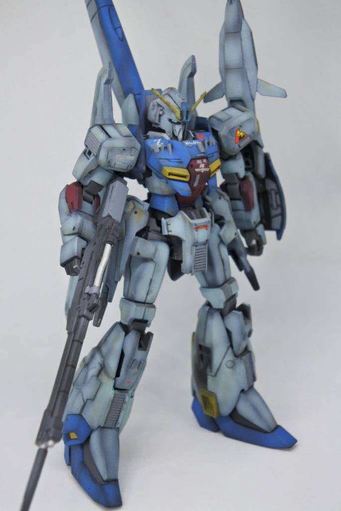 後ろのバインダーは本来の取り付けとリ・ガズィカスタムをイメージした、変形状態のまま、取り付けられるようになってます。個人的にこれで結構印象変わりますね。