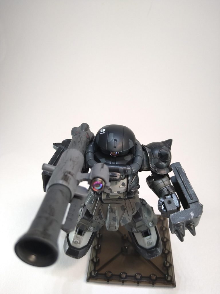 モノアイやバズーカのレンズには、ハイキューパーツの金属プレートとピンクドームを使用してあります。